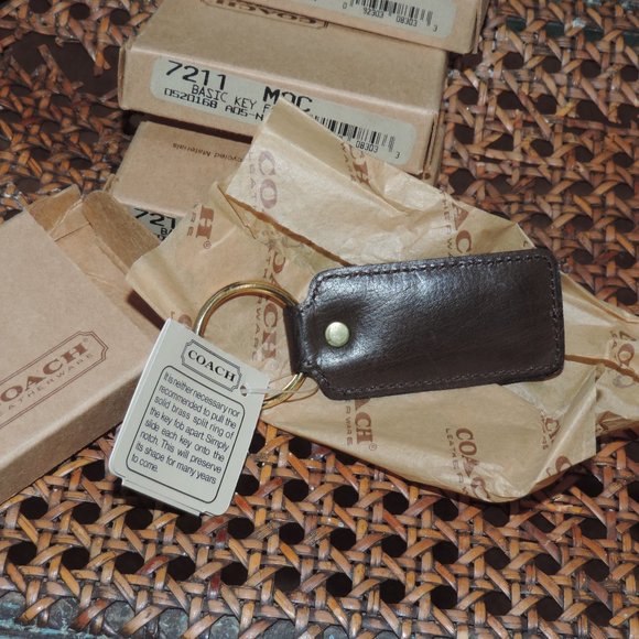 NEW COACH VINTAGE MOCHA BROWN LEATHER KEY RING FOB NIB With Box and Coach Tissue - Picture 3 of 5